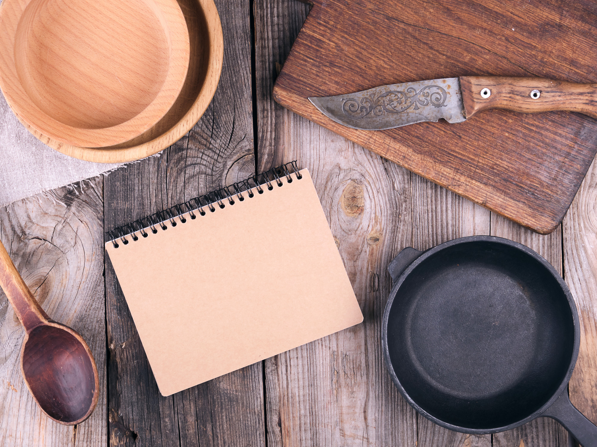 Set di utensili da cucina su tavolo di legno